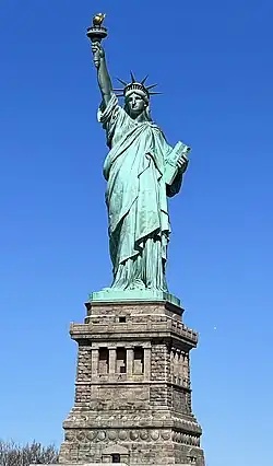 La statue prise au niveau de la base.