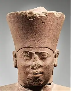 Statue monumentale de Montouhotep&nbsp;II portant la couronne de Basse-Égypte. Détail. Grès peint, (H. 2,53 m ensemble). Met