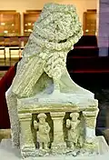 Sculpture d'un aigle perché sur un temple en modèle réduit, avec des hommes. Musée de Sulaymaniyah.
