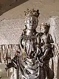 Statue reliquaire du voile de la Vierge XVe argent repoussé sur bois.