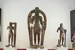 Statues de Vishnou (H. 2,70 m), Rāma et Balarāma du Phnom Da, Ta Keo. Fin VIe -début  VIIe&nbsp;siècle. Musée national du Cambodge, Phnom Penh.