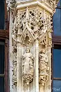 Statues sur un des piliers de la façade.