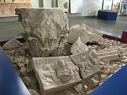 Blocs de marbre découverts lors des fouilles de la station Università.