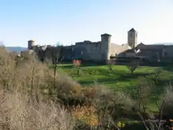 Vue du rempart nord de l'enceinte fortifiée hospitalière du XVe&nbsp;siècle autour du village.