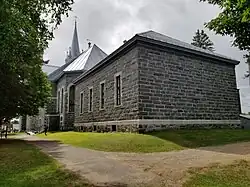 Arrière de l'église de Sainte-Thècle, qui a été construite de 1903 à 1905.