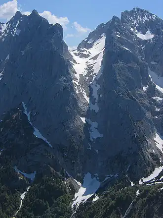 Le Steinerne Rinne (littéralement « conduit en pierre ») avec le Predigtstuhl (à gauche) et le Fleischbank (à droite) vus du nord.