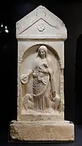 Relief votif à Cybèle et ses 2 lions. Marbre, H. 81 cm. Philadelphia (Alaşehir, Turquie). IIe siècle EC. Louvre
