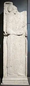 Femme tenant un oiseau. Stèle funéraire. Style ionien, 500-490. Musées du Capitole