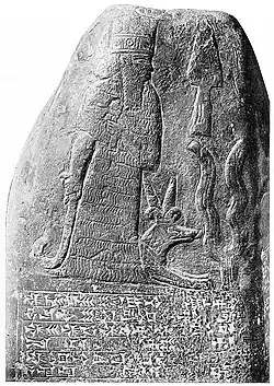 Représentation de Marduk (ou Nabû ?) avec son dragon-serpent et face au symbole de la bêche, kudurru de Meli-Shipak (1186-1172 av. J.-C.) mis au jour dans le temple de Babylone. British Museum.