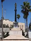Statue de Marie Étoile de la Mer, en arrière-plan le phare