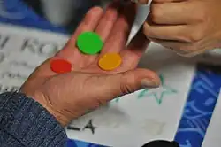 Utilisation de steloj en plastique dans le bar du :SES 2013 (eo).