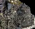Stéphanite et pyrargirite - Grube Gnade Gottes, St Andreasberg, Allemagne (xx 2 mm)