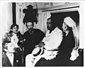 Le roi Kalakaua et la famille Stevenson. De droite à gauche : la mère de Stevenson, Kalakaua, Stevenson et sa femme Fanny, son beau-fils Lloyd.