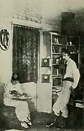 Louis dans son étude à Vailima en compagnie de Belle