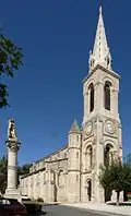 L'église et la croix de mission.