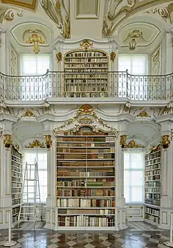 bibliothèque et sa galerie