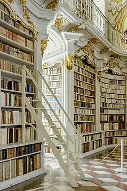 Etagères ouvragées et décorées, encastrées dans les murs de la bibliothèque d'Admont