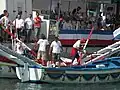 Chargement des lances sur la barque rouge - Saint Louis 2005 à Sète