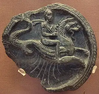 Personnage à chlamyde sur un cheval marin. Stéatite, D. 13&nbsp;cm. British Museum