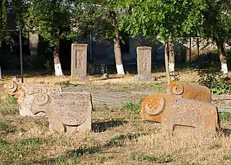 Pierres tombales en forme de bélier et khatchkars dans le Karadaran (« dépôt de pierres ») du musée.