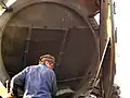 Vidange de la boîte à fumée de la locomotive polonaise ex PKP OL 49-12. La pelle du chauffeur contient du fraisil