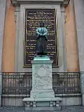 Statue d'Olaus Petri devant l'église.