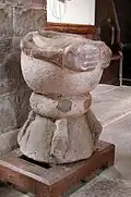 Bénitier sculpté amené de Wormbridge.