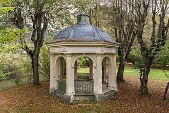 Monopteros dans le parc du château Poeckstein. Octobre 2016.