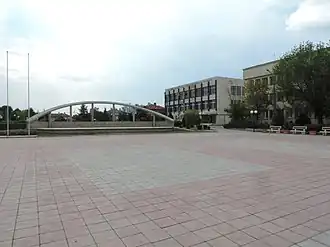Straldja : la place centrale et l'hôtel de ville au fond à droite