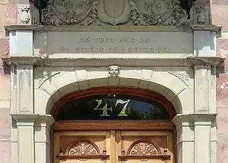 Dessus du portail.