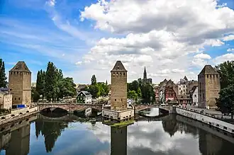 Les ponts couverts, à l'ouest de la Grande Île, vus depuis le barrage Vauban
