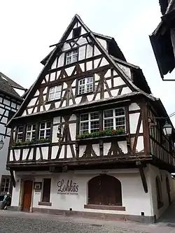 Maison du 25 (en face).