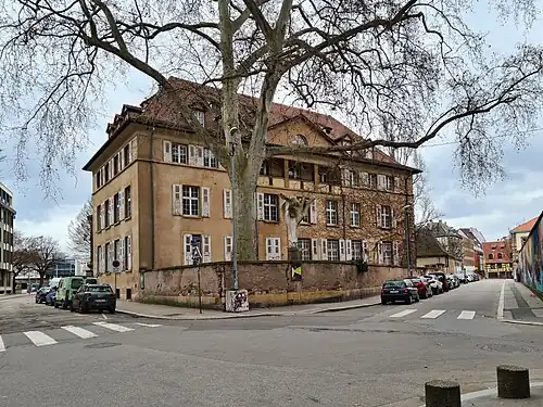 Angle de la rue de l'Académie (à gauche) et de la rue de la Manufacture-des-Tabacs.