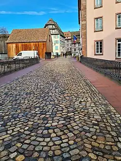 Entrée du square à gauche.