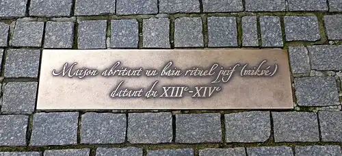 Plaque en laiton.