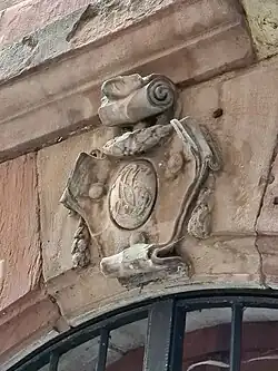 Cartouche sculpté.