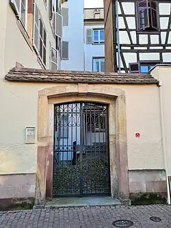 Porte d'entrée.