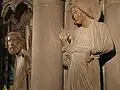 Photographie de deux statues, tournées l'une vers l'autre.