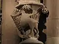 Photographie d'une statue de lion ailé.