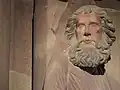 Photographie en gros plan, montrant le visage et la barbe d'une statue.