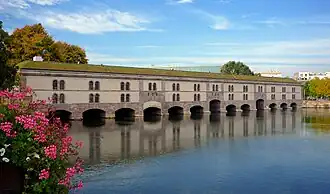 Le barrage vu depuis la place du Quartier-Blanc.