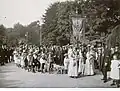 Le cortège formé avec en tête la bannière de la confrérie des jardiniers de Saint Fiacre.