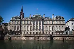 Façade donnant sur les quais de l'Ill.