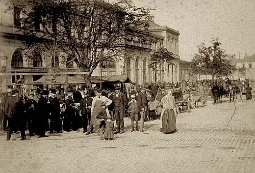 Marché aux puces le long de la rue Sébastopol, vers 1885. – Coll. Bibliothèque nationale et universitaire de Strasbourg.
