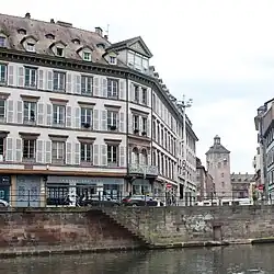 no&nbsp;1, à l'angle du 18, quai Saint-Nicolas.