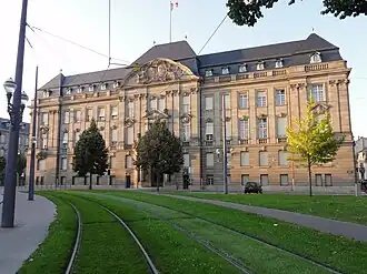 La préfecture.