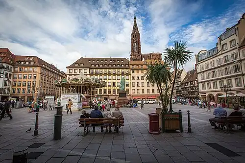 Vue générale de la place.