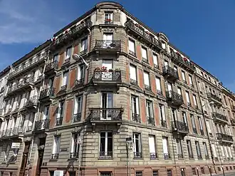 Le no&nbsp;4 avec le quai à gauche et la rue de Marbach à droite