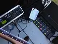 Fractal Axe-FX II, un modélisateur commercialisé à partir de 2011 et comprenant simulations d'amplis et effets, contrôlé par un pédalier MIDI, devant une enceinte active. Cela permet de se passer d'ampli guitare.