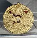 Broche ornée de pierres précieuses de la tombe 70.